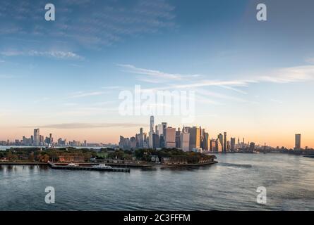 Skyline von New York bei Sonnenaufgang von Brooklyn aus gesehen Stockfoto