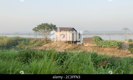 Schlechte Hütte im Morgenlicht. Myanmar Birma Stockfoto