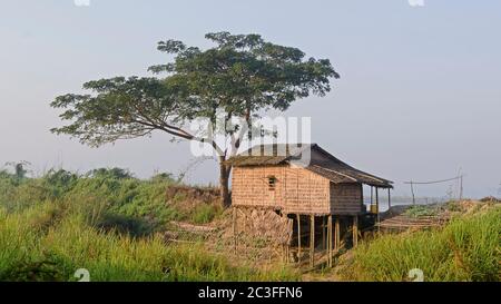 Schlechte Hütte im Morgenlicht. Myanmar Birma Stockfoto