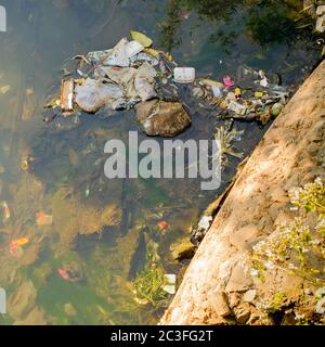 Abfluss von Abwasser in ein Gewässer in Myanmar. Stockfoto