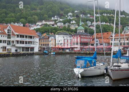 Alte hansatische Holzhäuser, die in Reihe am Kai des Bergen Fjords gebaut wurden, sind UNESCO-Weltkulturerbe Stockfoto