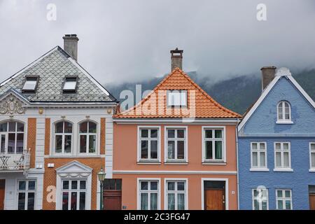 Alte Vintage-Häuser und klassische Architektur in Bergen in Norwegen Stockfoto