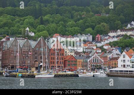 Alte hansatische Holzhäuser, die in Reihe am Kai des Bergen Fjords gebaut wurden, sind UNESCO-Weltkulturerbe Stockfoto