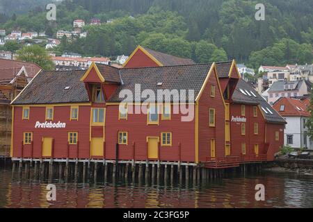 Alte hansatische Holzhäuser, die in Reihe am Kai des Bergen Fjords gebaut wurden, sind UNESCO-Weltkulturerbe Stockfoto