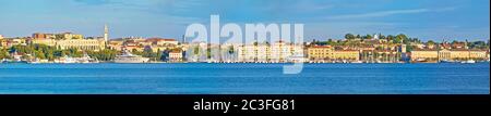 Pula. Panoramablick auf die Stadt Pula am Wasser Stockfoto