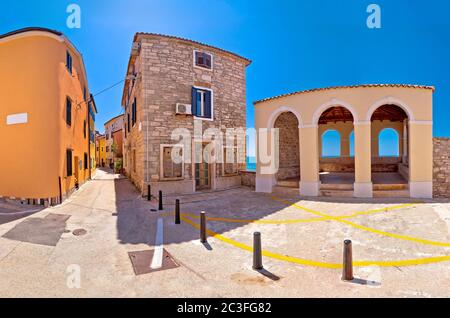 Novigrad Istarski Stadt Lodge und Straße Szene Panoramablick Stockfoto