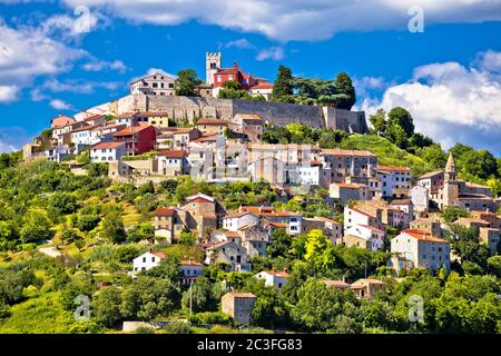 Motovun. Malerische historische Stadt Motovun auf idyllisch grünen Hügel Stockfoto