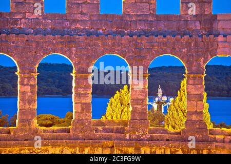 Abendblick durch Wände und Bögen der Arena Pula Stockfoto