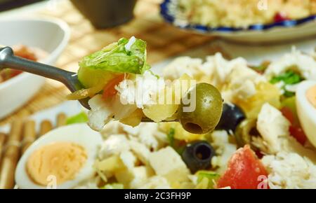 Portugiesischer Salat mit Kabeljau, Kartoffeln. Stockfoto