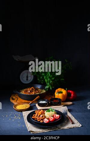 Bulgur with Gebratenem fleisch and joghurtsoße Stockfoto