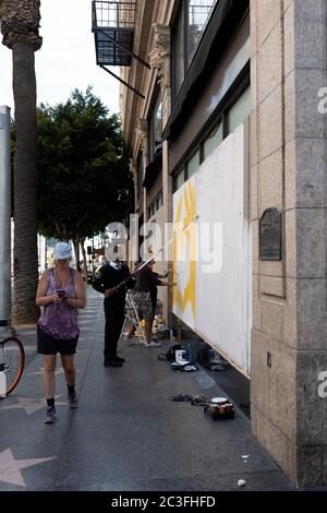 Hollywood, CA/USA - 8. Juni 2020: Nach einer Reihe von Black Lives Matter Protesten in Hollywood arbeiten Dutzende von Künstlern mit Unternehmen zusammen, um BLM Art zu schaffen Stockfoto