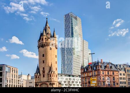 Eschenheim Tower in Frankfurt am Main vor einem Bürohochhaus Stockfoto