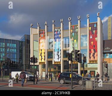 Menschen, die die Straße vor der farbenfrohen Fassade des neuen West yorkshire Schauspielhauses in saint überqueren Stockfoto