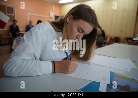 Hradec Kralove, Tschechische Republik. Juni 2020. Ein Student bereitet sich auf einen Test auf mündliches Chinesisch in der Abschlussprüfung in Hradec Kralove, Tschechien, 19. Juni 2020 vor. Zwei Schüler der vierten Klasse in einer tschechischen High School wurden die ersten in ihrem Land am Freitag durch eine Prüfung in Chinesisch für ihre Abschlussprüfungen. UM MIT "Feature: Zum ersten Mal, tschechische Studenten nehmen Test in Chinesisch für Abschlussprüfung" Credit: Dana Kesnerova/Xinhua/Alamy Live News Stockfoto