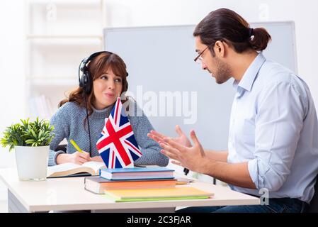 Junge Schülerin und Englischlehrerin im Klassenzimmer Stockfoto