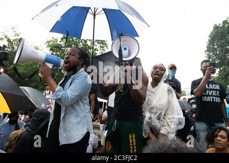 Washington, USA. Juni 2020. Demonstranten führen am 19. Juni 2020 inmitten der Coronavirus-Pandemie Gesänge im Regen auf dem Black Lives Matter Plaza in Washington, DC, an. Nach wochenlangen Demonstrationen gegen Rassismus und Black Lives Matter in Amerika und darüber hinaus versammelten sich am 11. Juni erneut Tausende von Demonstranten in Washington, um an den Tag zu erinnern, an dem die letzten Sklaven 1865 freigelassen wurden und in der Hauptstadt marschierten. (Graeme Sloan/Sipa USA) Quelle: SIPA USA/Alamy Live News Stockfoto