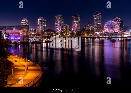 Science Museum und Konferenzzentrum in Vancouver, Kanada bei Nacht Stockfoto