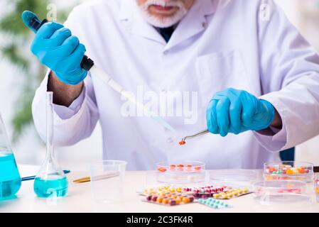 Alte männliche Chemiker im Labor arbeiten Stockfoto