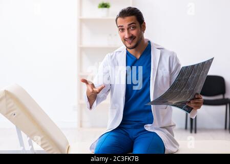 Junge männliche Arzt in der Klinik arbeiten Stockfoto