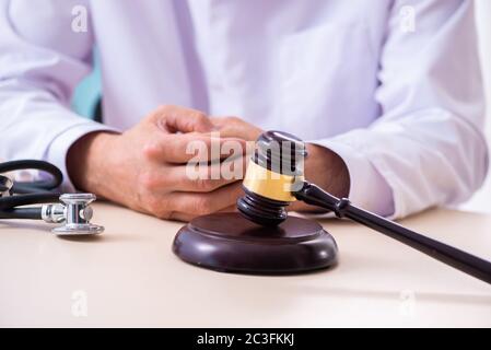 Männlicher Arzt im Gerichtsgebäude Treffen mit Anwalt Stockfoto