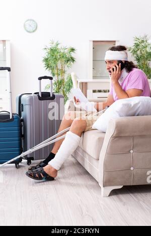 Junger ververletzter Mann, der sich auf die Reise vorbereitet Stockfoto