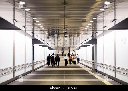 Eine allgemeine Ansicht der Toranomon Hills Station auf der Tokyo Metro Hibiya Linie in Tokyo, Japan am 15. Juni 2020. Die neue Station befindet sich in der Nähe des Toranomon Hills Reentwicklungsgebiets im Minato ward in Tokio. Quelle: Yohei Osada/AFLO/Alamy Live News Stockfoto