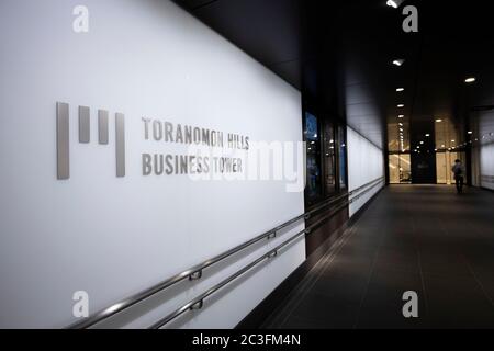 Eine allgemeine Ansicht der Toranomon Hills Station auf der Tokyo Metro Hibiya Linie in Tokyo, Japan am 15. Juni 2020. Die neue Station befindet sich in der Nähe des Toranomon Hills Reentwicklungsgebiets im Minato ward in Tokio. Quelle: Yohei Osada/AFLO/Alamy Live News Stockfoto