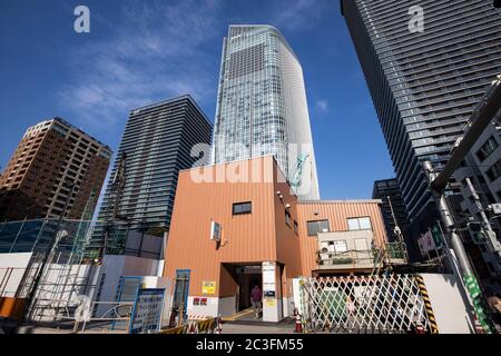 Eine allgemeine Ansicht der Toranomon Hills Station auf der Tokyo Metro Hibiya Linie in Tokyo, Japan am 16. Juni 2020. Die neue Station befindet sich in der Nähe des Toranomon Hills Reentwicklungsgebiets im Minato ward in Tokio. Quelle: Yohei Osada/AFLO/Alamy Live News Stockfoto