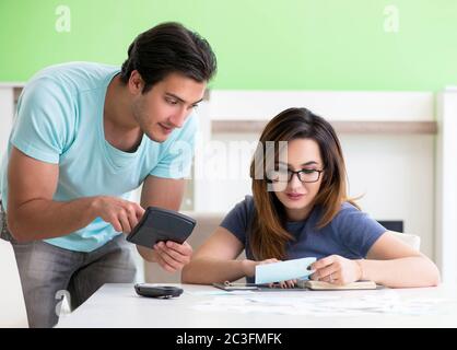 Junge Familie kämpfen mit Personal Finance Stockfoto