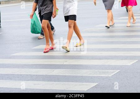 Fußgänger, die auf einer Zebraüberquerung laufen Stockfoto