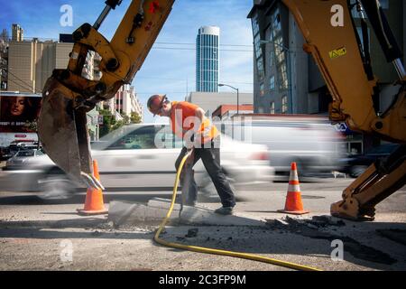 Ein Bauarbeiter bricht mit einem Presshammer Beton in San Francisco, Kalifornien Stockfoto