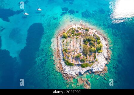 Luftaufnahme der einsamen Insel in der Gradina Bucht, Segelziel auf der Insel Korcula Stockfoto