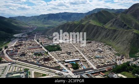 Peking, China. Juni 2020. Luftaufnahme vom 18. Juni 2020 zeigt das Labrang Kloster im Xiahe Bezirk, nordwestlich der Gansu Provinz Chinas. Quelle: Chen Bin/Xinhua/Alamy Live News Stockfoto