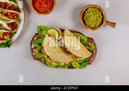 Mexikanische leckere Lebensmittel weiche Tortilla gefüllt mit grünem Salat, Fleisch und Salsa. Stockfoto