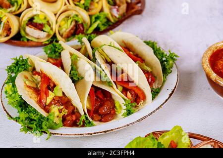 Mexikanische Küche Tortillas mit Bohnen, Fleisch, Paprika und Avocado. Stockfoto