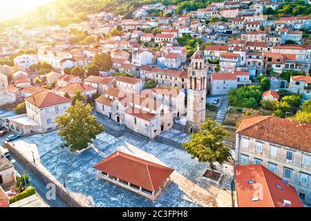 Blato auf Korcula Insel historischen Stadt Steinplatz und Kirche Luftbild Stockfoto