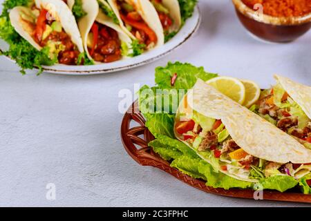 Mexikanische Lebensmittel Weichmehl Tortilla gefüllt mit Salat, Fleisch und Käse. Stockfoto