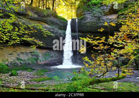 Ein romantischer Wasserfall im Wald von Bayern Stockfoto