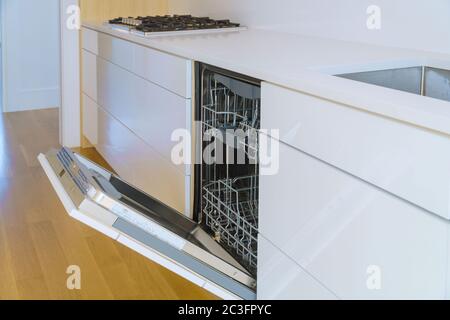 Moderne Haushaltsküchenschränke mit neuen Geräten Geschirrspüler in der Küche Stockfoto