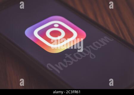 MONTERREY, NUEVO LEON / MEXIKO - 09 06 2020: Foto des Instagram-Logos auf Handy auf Holztisch Stockfoto