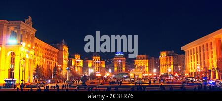 Panorama des Unabhängigkeitsplatzes in Kiew bei Nacht. Lichter der Nachtstadt. Panorama des zentralen Teils Stockfoto