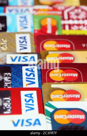 Kreditkarten mit VISA und MasterCard Markenlogos Stockfoto