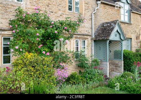 Cotswold Steinhütten in den frühen Morgen juni Sonnenlicht. Lower Slaughter, Cotswolds, Gloucestershire, England Stockfoto