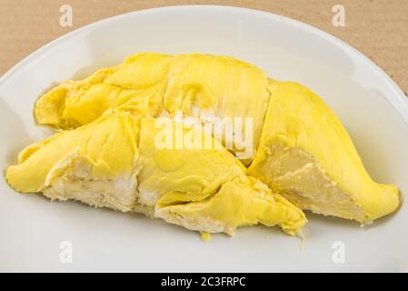 Durian mon Thong ist König der Früchte Durian und Durian geschälte Obstteller tropischer Durian auf weißem Hintergrund gesunde Durian Obst Nahrung isoliert Stockfoto