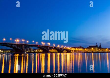 Die Skyline von Mainz zur blauen Stunde mit der Theodor-Heuss-Brücke über den Rhein Stockfoto