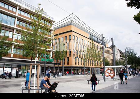 Deutsche und ausländische Reisende zu Fuß und warten Straßenbahn und Bus und Reisen besuchen Shopping am marktplatz brunnen Platz am Mannheimer Wochenmarkt Stockfoto