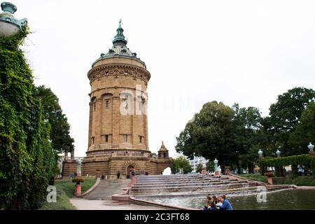 Deutsche und ausländische Wanderreisende besuchen den Mannheimer Wasserturm am Friedrichsplatz in Mannheim an der Septe Stockfoto