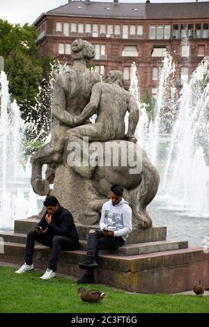 Kunstzentaur Wasserfontanstatue im Mannheimer Wasserturm Wasserturmgarten am Friedrichsplatz für Menschen entspannen Besuch in Mannheim City On Stockfoto