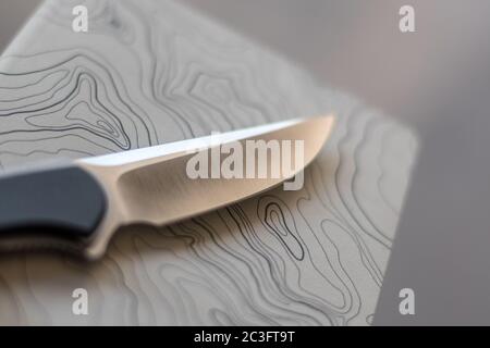 Isolierte Nahaufnahme eines einzelnen Messer auf einer topografischen Karte Notebook- Konzept Camping / im Freien Hintergrund- Israel Stockfoto