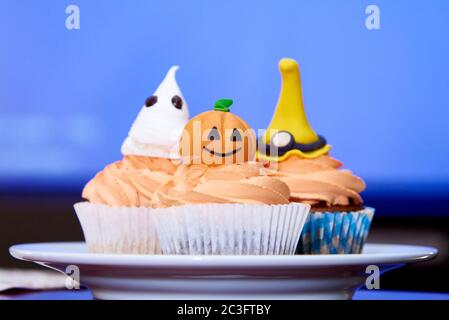 Cupcake Kürbis für halloween auf blauem Hintergrund. Stockfoto